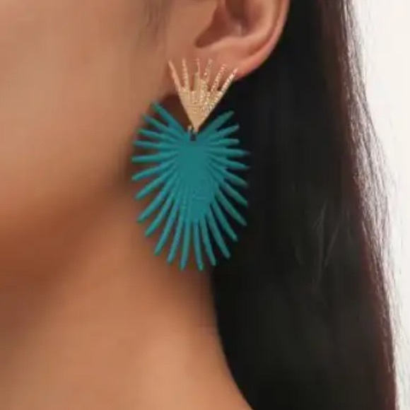 🌟 Green Leaf Big Earrings - Picture 2 of 3